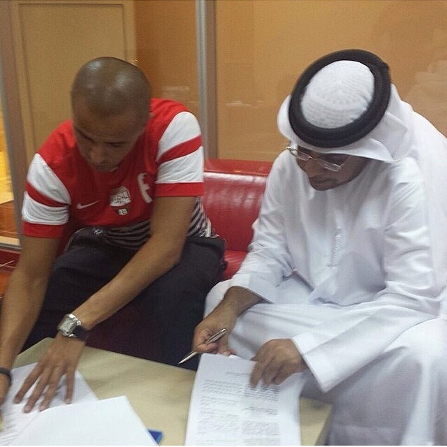 مجيد بوقره أثناء توقيع العقد )"من المصدر"