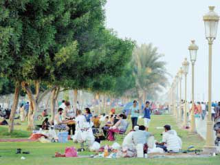 إقبال كبير على حدائق كلباء المستهدفة بالتطوير (تصوير محيي الدين)